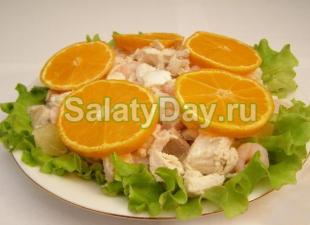 Салат з ананасом та сиром – оригінальна закуска для будь-якого випадку!