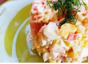 Класичний салат з крабових паличок: рецепти Салат з крабовими паличками, кукурудзою та крабовими чіпсами