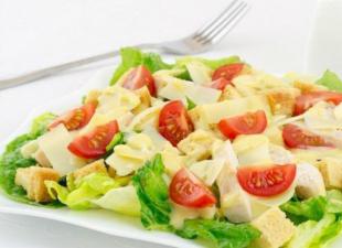 Caesar salad with cherry tomatoes - a classic on your table Caesar salad with tomatoes and eggs