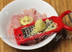 Piatto delizioso e piccante: ricette per cucinare carne di maiale con verdure in cinese Frecce cinesi d'aglio con carne di maiale