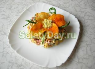 Салат із копченою ковбасою