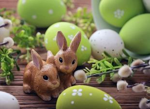 Як пофарбувати яйця на Великдень лушпинням цибулі, зеленкою, буряком, морквою, куркумою, лаком для нігтів?