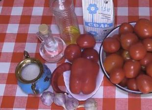 Аджика з помідорів та часнику без варіння Аджика з помідорів часник сіль без перцю