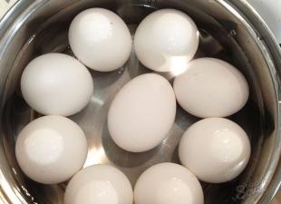 Come far bollire le uova in modo che non si rompano?