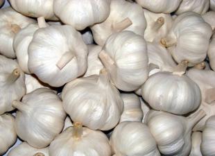Perché l'aglio diventa blu quando è in salamoia: veleno o norma